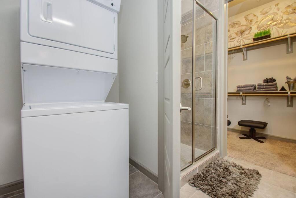 Best 5* Luxury Living Downtown Kingbed Suite Houston Bagian luar foto