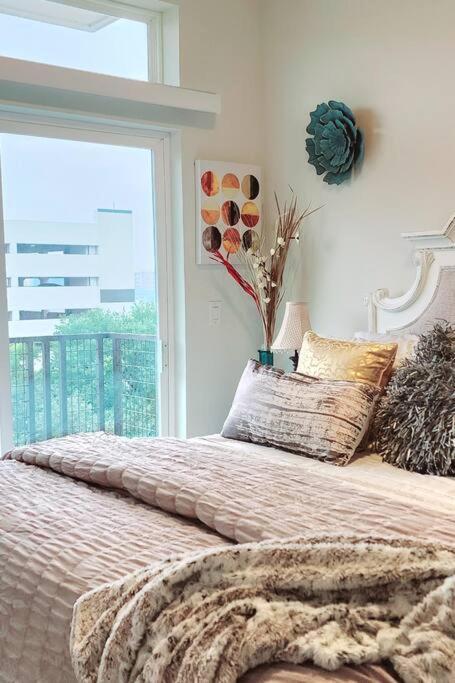 Best 5* Luxury Living Downtown Kingbed Suite Houston Bagian luar foto